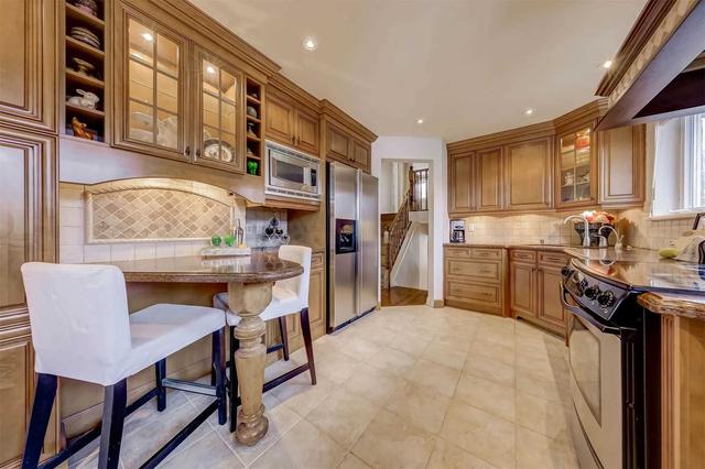 64 Ladyslipper Crt, House detached with 4 bedrooms, 2 bathrooms and 6 parking in Markham ON | Image 6