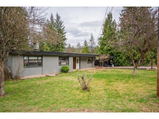 2184 Crestview Crescent, House detached with 5 bedrooms, 3 bathrooms and 4 parking in Castlegar BC | Image 1