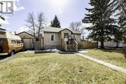 5417 38 Street, House detached with 4 bedrooms, 2 bathrooms and 2 parking in Red Deer AB | Card Image
