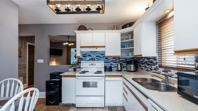 26 Clarence St, House detached with 2 bedrooms, 1 bathrooms and 5 parking in Brampton ON | Image 4