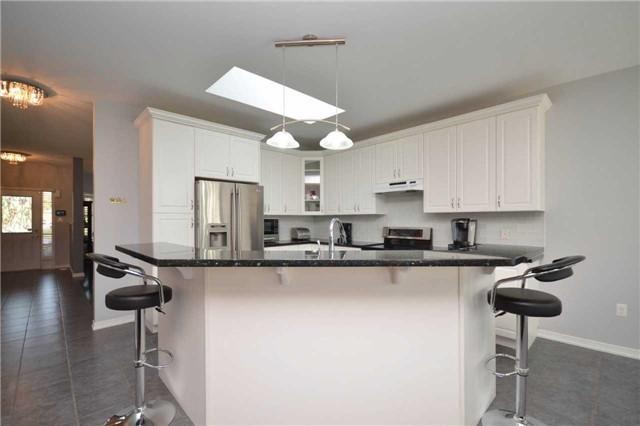 2217 Nevils St, House detached with 2 bedrooms, 2 bathrooms and 4 parking in Innisfil ON | Image 5