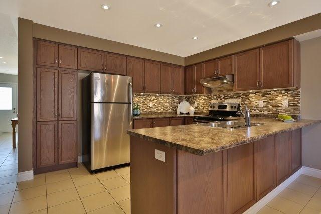 3217 Neyagawa Blvd, House attached with 3 bedrooms, 3 bathrooms and null parking in Oakville ON | Image 1