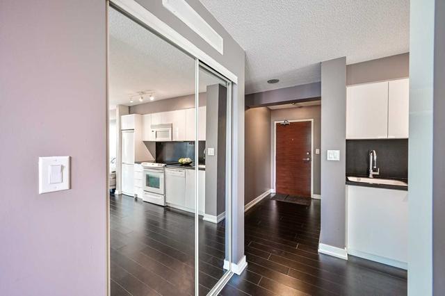 1102 - 15 Iceboat Terr, Condo with 1 bedrooms, 1 bathrooms and 1 parking in Toronto ON | Image 11