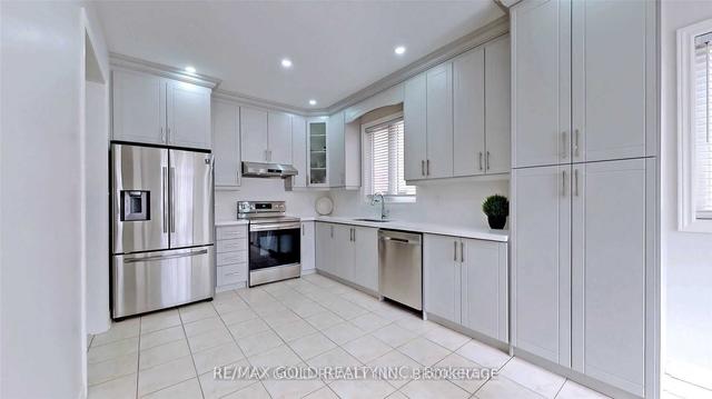 21 Eagle Plains Dr N, House detached with 3 bedrooms, 4 bathrooms and 6 parking in Brampton ON | Image 3