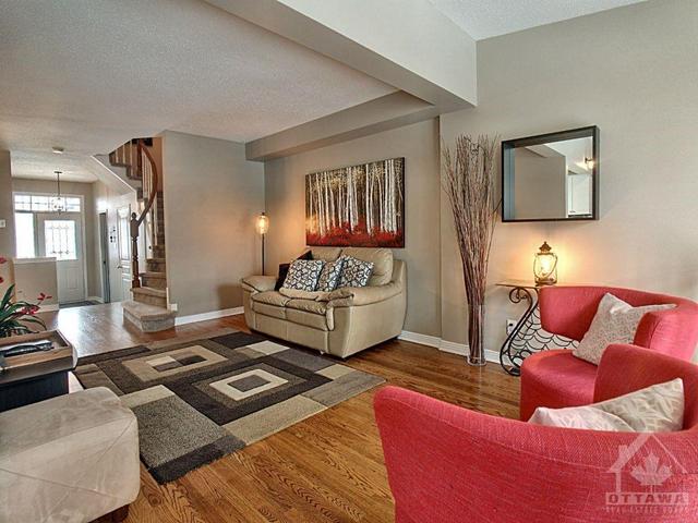 4460 Wildmint Square, Townhouse with 3 bedrooms, 2 bathrooms and 4 parking in Ottawa ON | Image 4