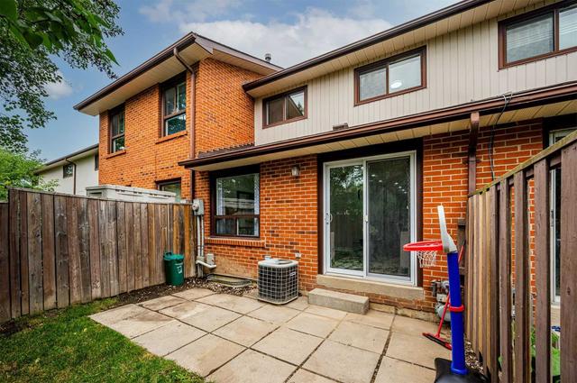67 Dawson Cres, Townhouse with 3 bedrooms, 2 bathrooms and 2 parking in Brampton ON | Image 29