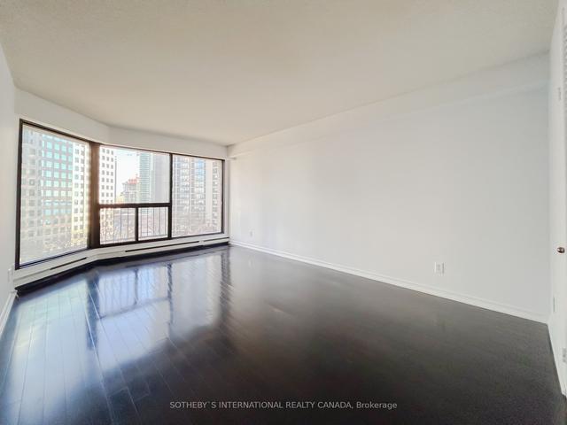 1110 - 65 Harbour Sq, Condo with 3 bedrooms, 3 bathrooms and 1 parking in Toronto ON | Image 15