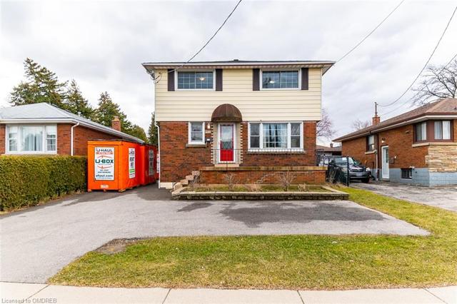 880 Fennell Avenue E, House detached with 6 bedrooms, 2 bathrooms and 5 parking in Hamilton ON | Image 1