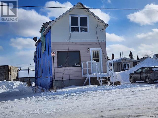 43 Kirkpatrick St, House detached with 2 bedrooms, 1 bathrooms and null parking in Kirkland Lake ON | Image 1