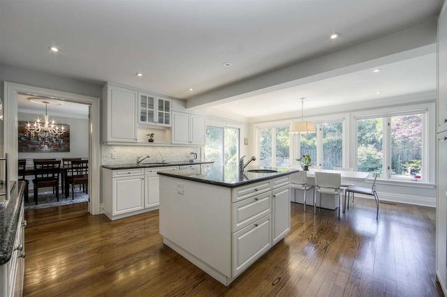 12 Chipstead Rd, House detached with 4 bedrooms, 4 bathrooms and 6 parking in Toronto ON | Image 2