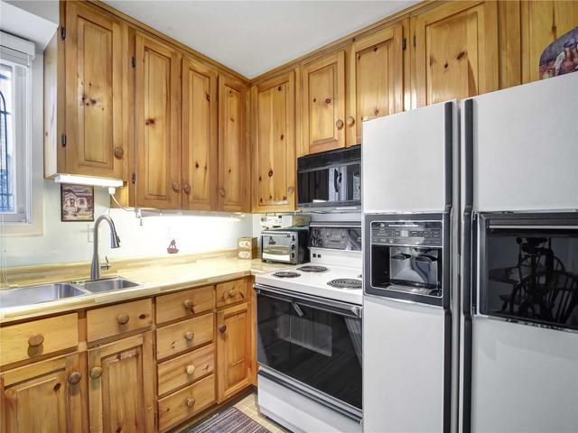152 Fenside Dr, House semidetached with 3 bedrooms, 2 bathrooms and 5 parking in Toronto ON | Image 4