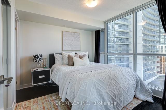 1402 - 295 Adelaide St W, Condo with 2 bedrooms, 2 bathrooms and 1 parking in Toronto ON | Image 5