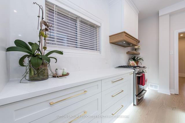 31 Clinton St, House attached with 3 bedrooms, 4 bathrooms and 1.5 parking in Toronto ON | Image 2