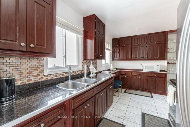 99 Martindale Cres, House detached with 3 bedrooms, 3 bathrooms and 3 parking in Brampton ON | Image 2