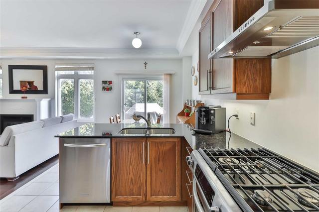 25 Mastwood Cres, House detached with 3 bedrooms, 3 bathrooms and 2 parking in Toronto ON | Image 3