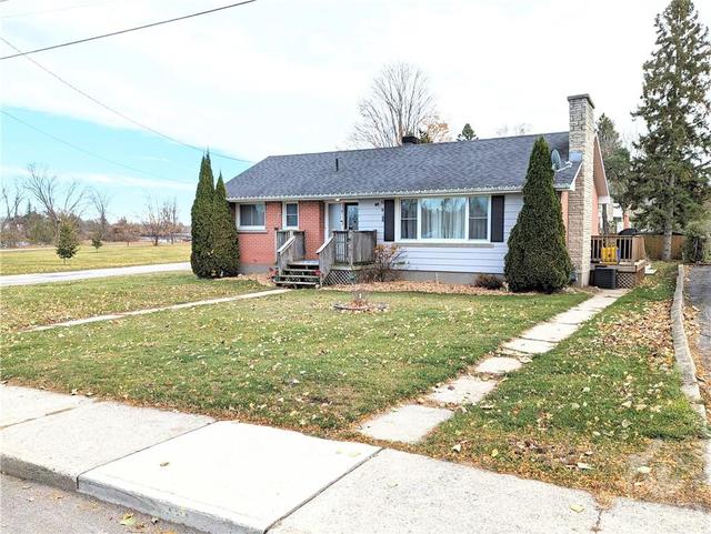 91 Broadview Avenue E, House detached with 3 bedrooms, 2 bathrooms and 3 parking in Smiths Falls ON | Image 1