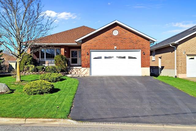 54 Eakins Crt, House detached with 2 bedrooms, 2 bathrooms and 6 parking in Kawartha Lakes ON | Image 1