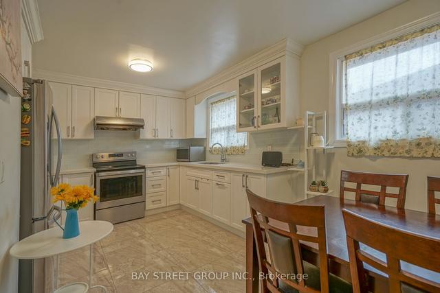 8 Iangrove Terr, House attached with 4 bedrooms, 2 bathrooms and 4 parking in Toronto ON | Image 2