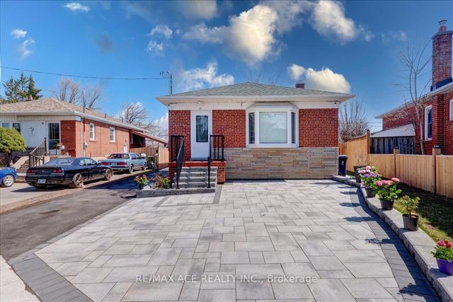 31 Benlight Cres, House detached with 3 bedrooms, 4 bathrooms and 6 parking in Toronto ON | Image 12
