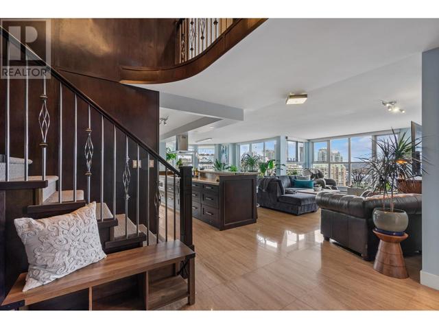 1901 - 1250 Quayside Drive, Condo with 4 bedrooms, 3 bathrooms and 2 parking in New Westminster BC | Image 2