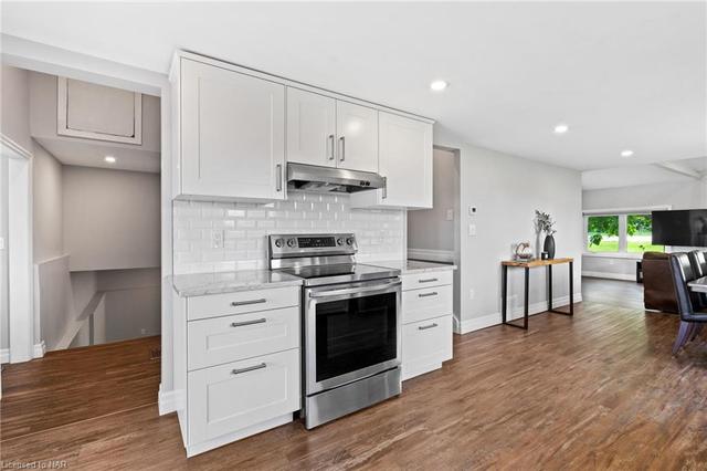 1581 St. Paul Street W, House detached with 3 bedrooms, 1 bathrooms and 12 parking in St. Catharines ON | Image 2