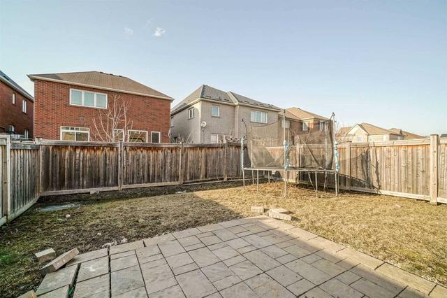 18 Bluffmeadow St, House detached with 5 bedrooms, 4 bathrooms and 6 parking in Brampton ON | Image 19