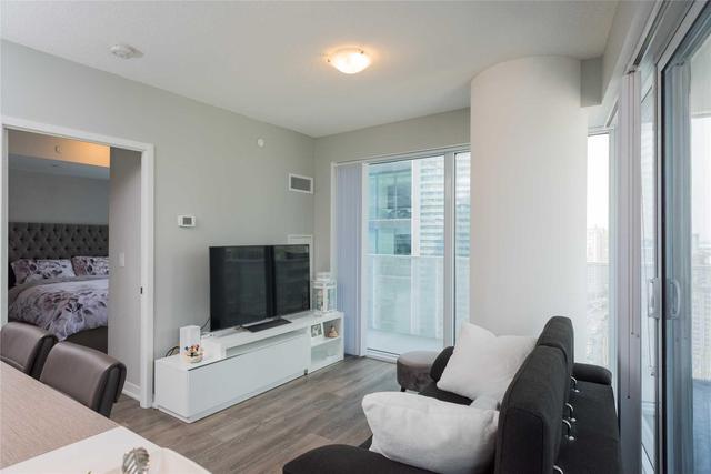 2402 - 100 Harbour St, Condo with 2 bedrooms, 2 bathrooms and 1 parking in Toronto ON | Image 6