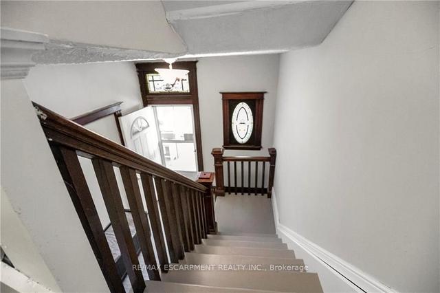 25 Strathcona Ave S, House detached with 5 bedrooms, 3 bathrooms and 3 parking in Hamilton ON | Image 19