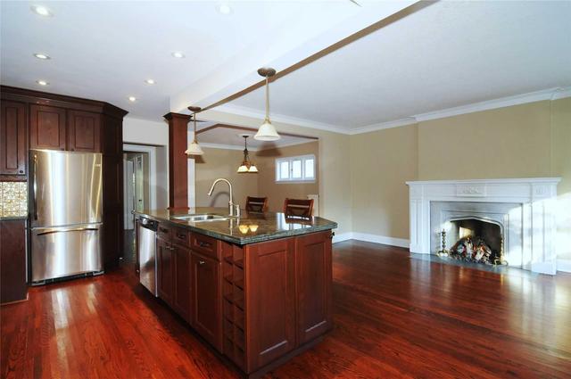Main - 10 Parkview Hts, House detached with 2 bedrooms, 1 bathrooms and 2 parking in Toronto ON | Image 3