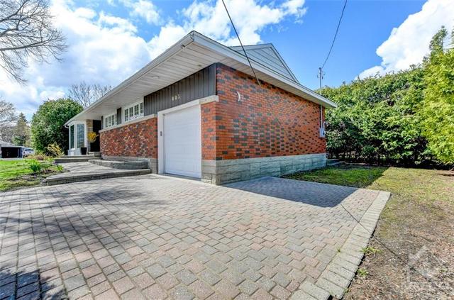 805 Dickens Avenue, House detached with 4 bedrooms, 2 bathrooms and 3 parking in Ottawa ON | Image 2