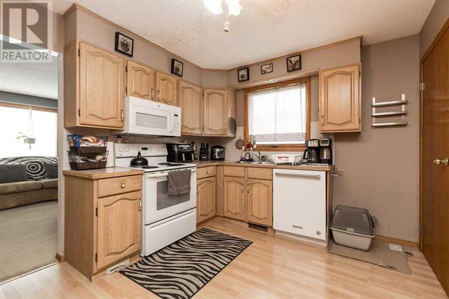 518 12 Street S, House semidetached with 4 bedrooms, 2 bathrooms and 4 parking in Lethbridge AB | Image 10