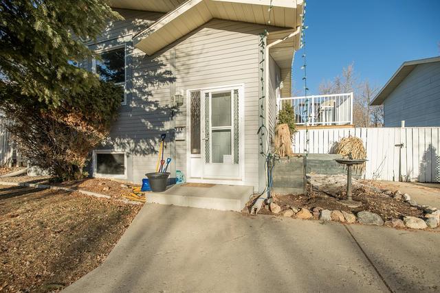 904 Red Crow Boulevard W, House detached with 4 bedrooms, 2 bathrooms and 2 parking in Lethbridge AB | Image 1
