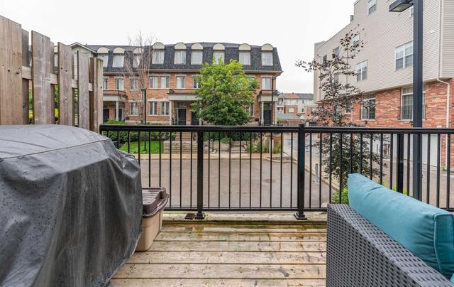 2260 Gerrard St E, Townhouse with 3 bedrooms, 3 bathrooms and 2 parking in Toronto ON | Image 9