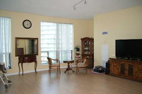uph15 - 23 Lorraine Dr, Condo with 3 bedrooms, 2 bathrooms and 1 parking in Toronto ON | Image 4