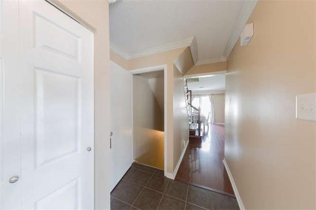 92 Fanshawe Dr, House attached with 3 bedrooms, 2 bathrooms and 2 parking in Brampton ON | Image 4