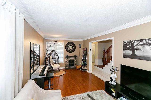 3885 Rippleton Lane, House semidetached with 3 bedrooms, 2 bathrooms and 3 parking in Mississauga ON | Image 2