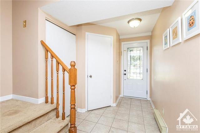 1473 Thurlow Street, Townhouse with 3 bedrooms, 2 bathrooms and 3 parking in Ottawa ON | Image 3