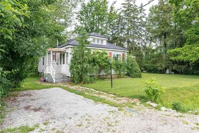 97 Bernard Avenue, House detached with 2 bedrooms, 1 bathrooms and null parking in Fort Erie ON | Image 2