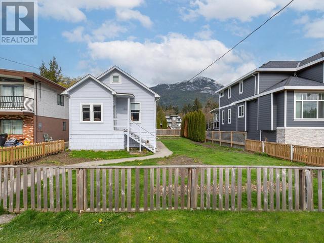 38023 Fifth Avenue, House detached with 4 bedrooms, 1 bathrooms and 2 parking in Squamish BC | Image 2