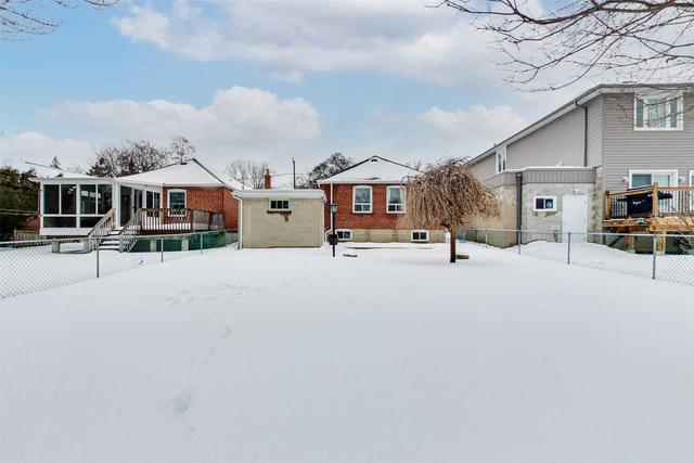 9 Clairlea Cres, House detached with 2 bedrooms, 2 bathrooms and 3 parking in Toronto ON | Image 19