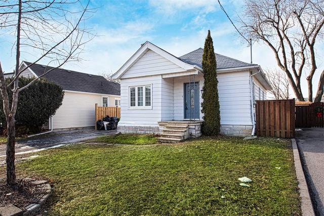 92 Sandown Ave, House detached with 3 bedrooms, 2 bathrooms and 3 parking in Toronto ON | Image 19