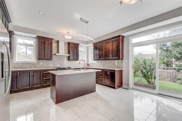 82 Sapphire Dr, House detached with 5 bedrooms, 5 bathrooms and 6 parking in Richmond Hill ON | Image 2