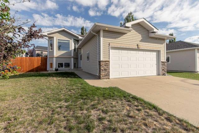 325 Red Crow Boulevard W, House detached with 4 bedrooms, 2 bathrooms and 4 parking in Lethbridge AB | Image 1