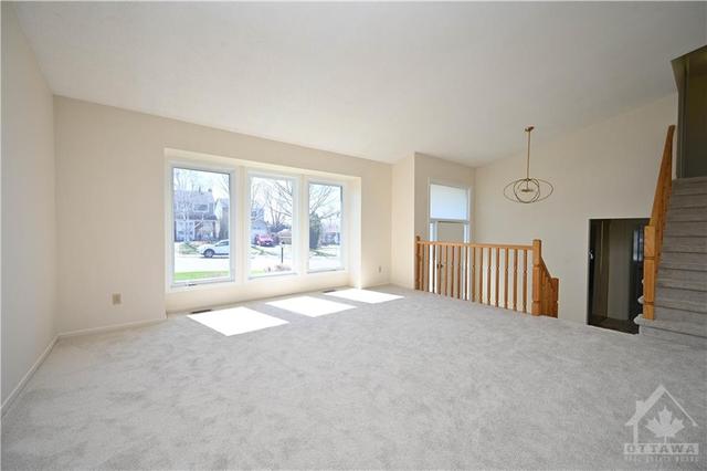 121 Larkin Drive, House detached with 4 bedrooms, 3 bathrooms and 4 parking in Ottawa ON | Image 3
