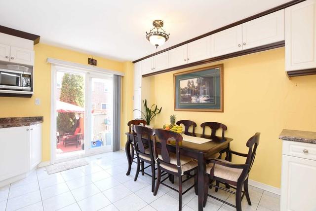 6854 Bansbridge Cres, House semidetached with 3 bedrooms, 3 bathrooms and 5 parking in Mississauga ON | Image 3