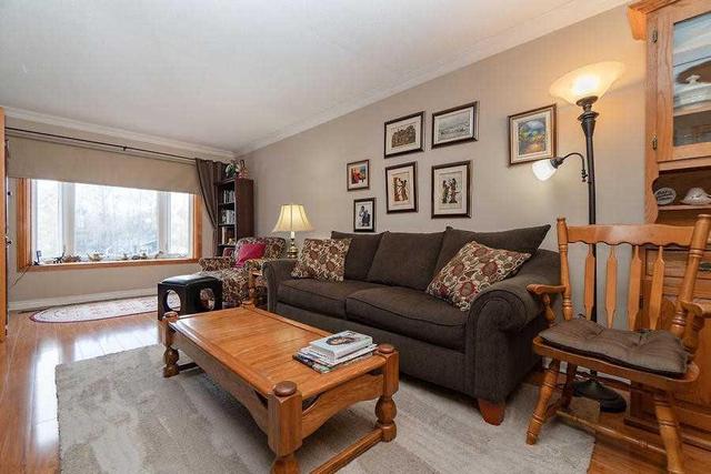 90 Centre St N, House semidetached with 3 bedrooms, 2 bathrooms and 4 parking in Brampton ON | Image 6