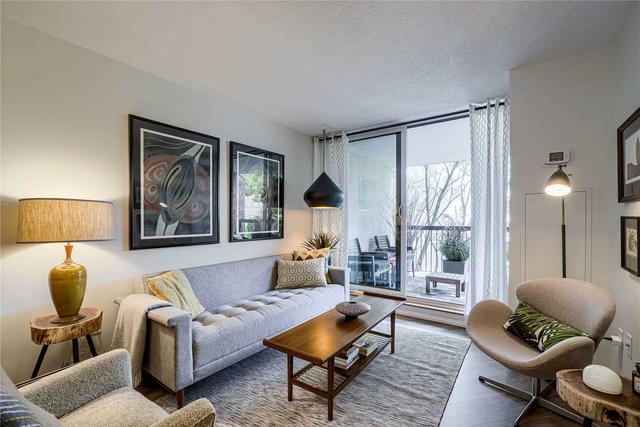 402 - 77 Maitland Pl, Condo with 2 bedrooms, 2 bathrooms and 1 parking in Toronto ON | Image 1