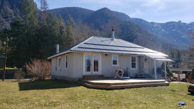 4641 Samuelson Road, House detached with 3 bedrooms, 2 bathrooms and null parking in Central Kootenay B BC | Image 4