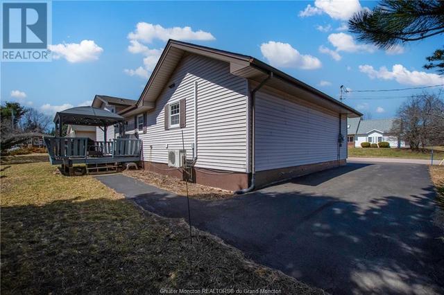 296 Gaspe St, House detached with 3 bedrooms, 2 bathrooms and null parking in Dieppe NB | Image 6