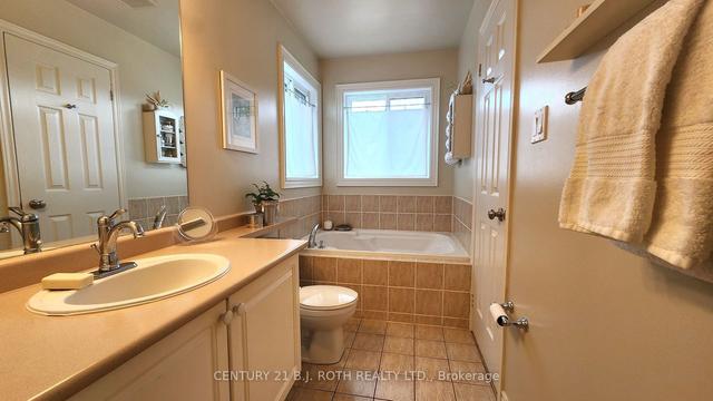 11 Bluewater Tr, House detached with 3 bedrooms, 4 bathrooms and 4 parking in Barrie ON | Image 7